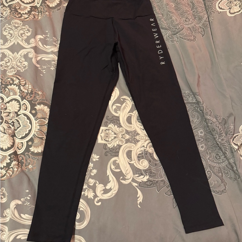 RYDERWEAR scrunch butt workout leggings Black. Size medium.  Worn like 3 times